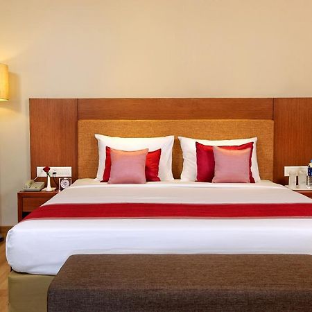 Park Residency Adoor Hotel Adur Bagian luar foto