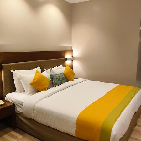 Park Residency Adoor Hotel Adur Bagian luar foto