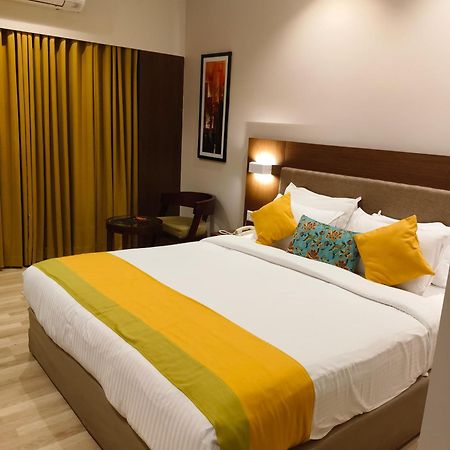 Park Residency Adoor Hotel Adur Bagian luar foto