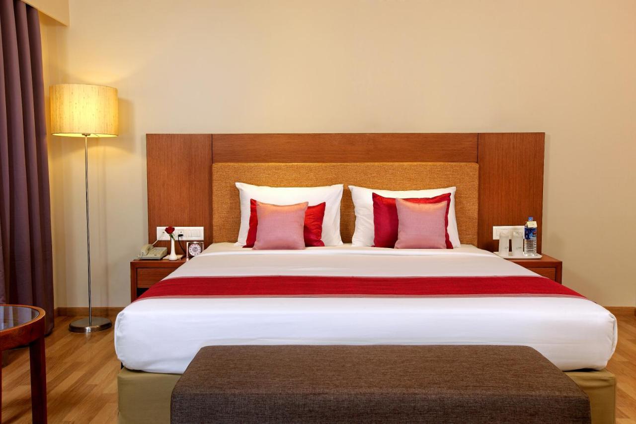 Park Residency Adoor Hotel Adur Bagian luar foto