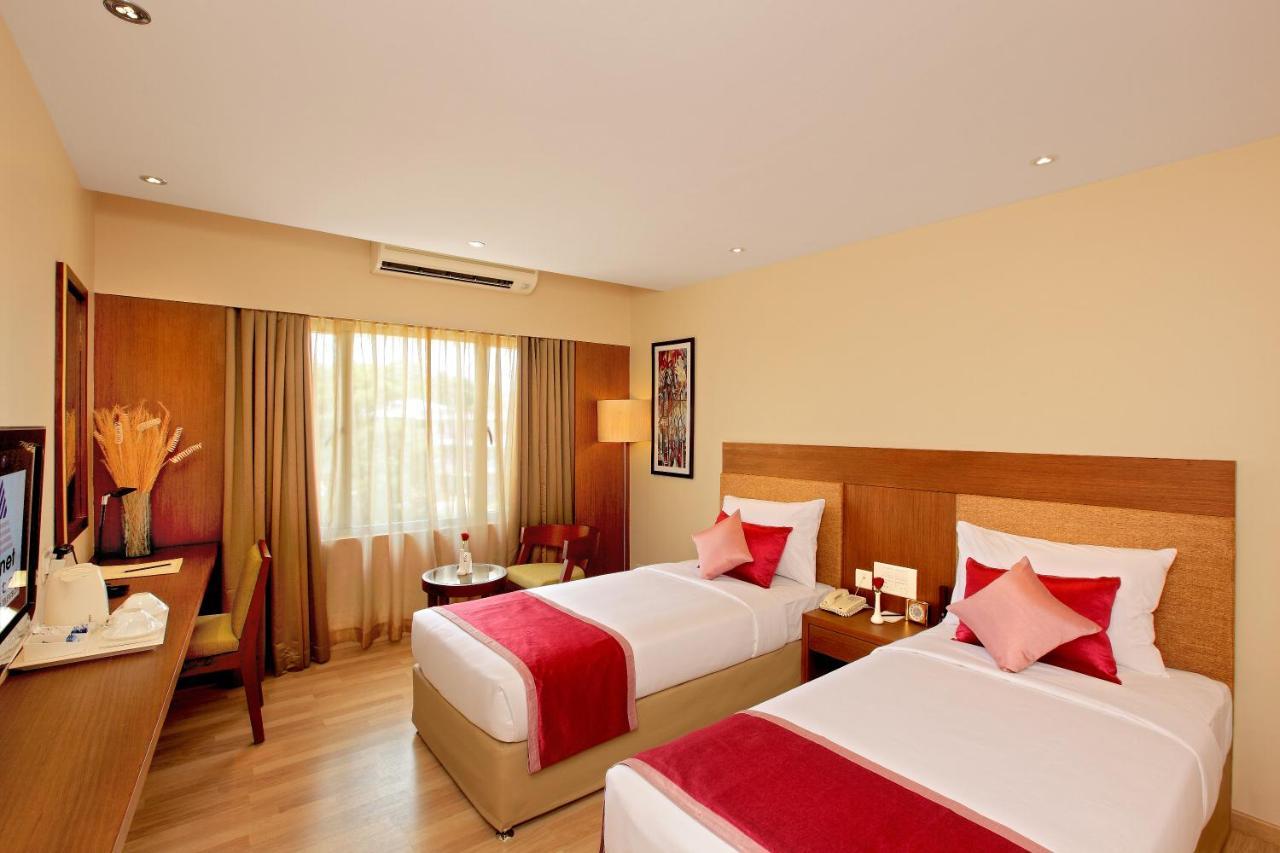 Park Residency Adoor Hotel Adur Bagian luar foto