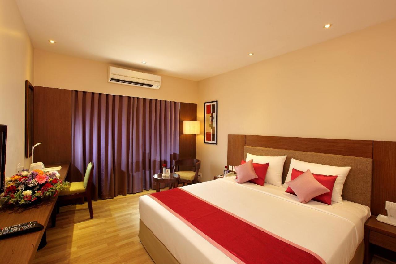 Park Residency Adoor Hotel Adur Bagian luar foto