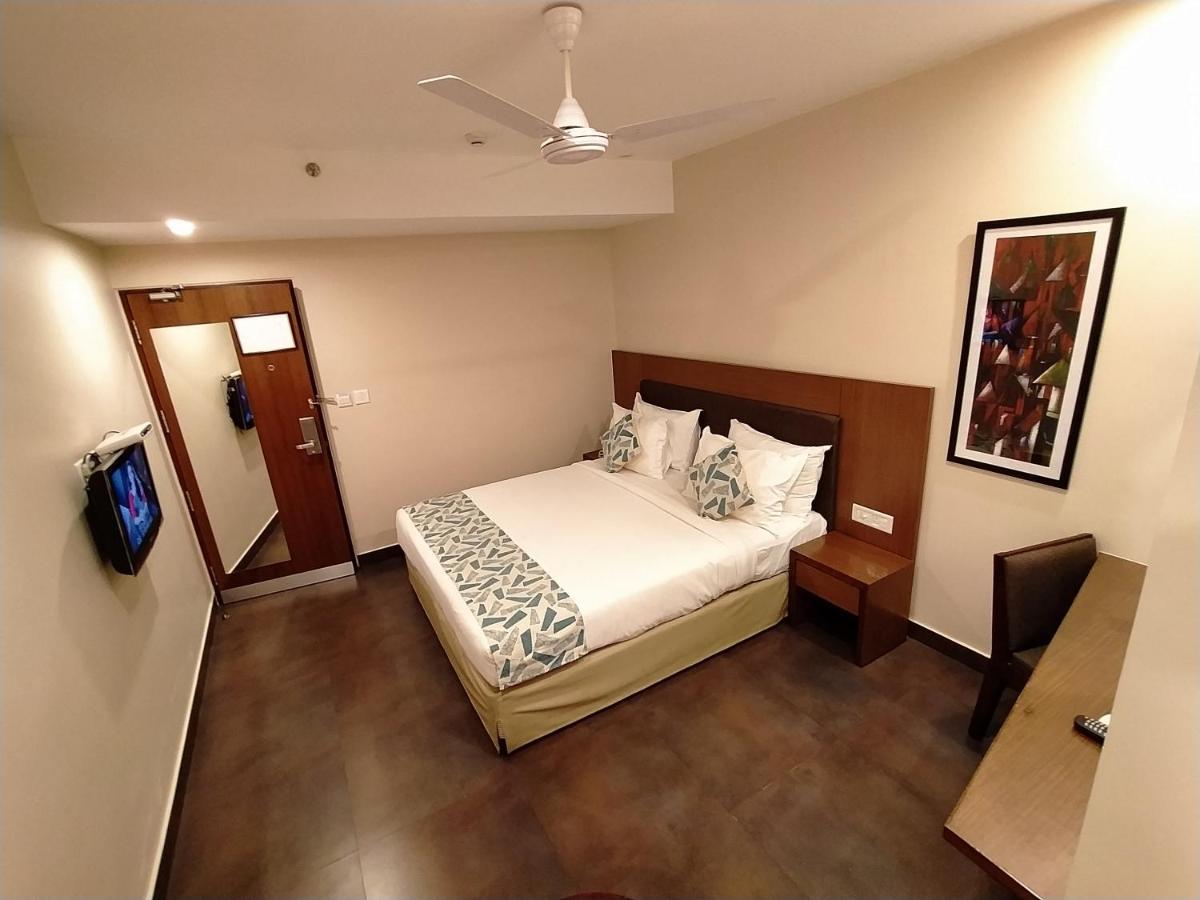 Park Residency Adoor Hotel Adur Bagian luar foto