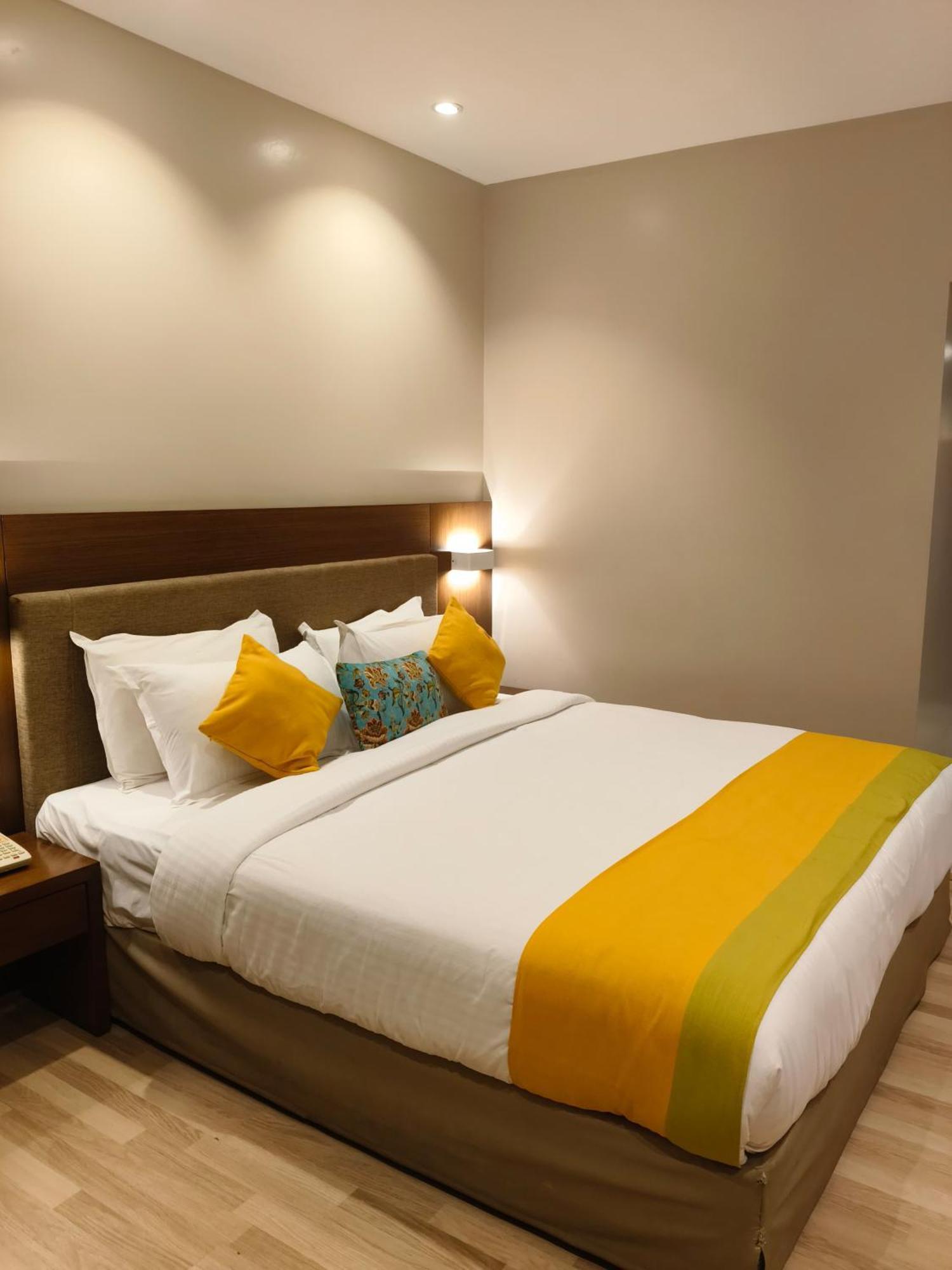 Park Residency Adoor Hotel Adur Bagian luar foto