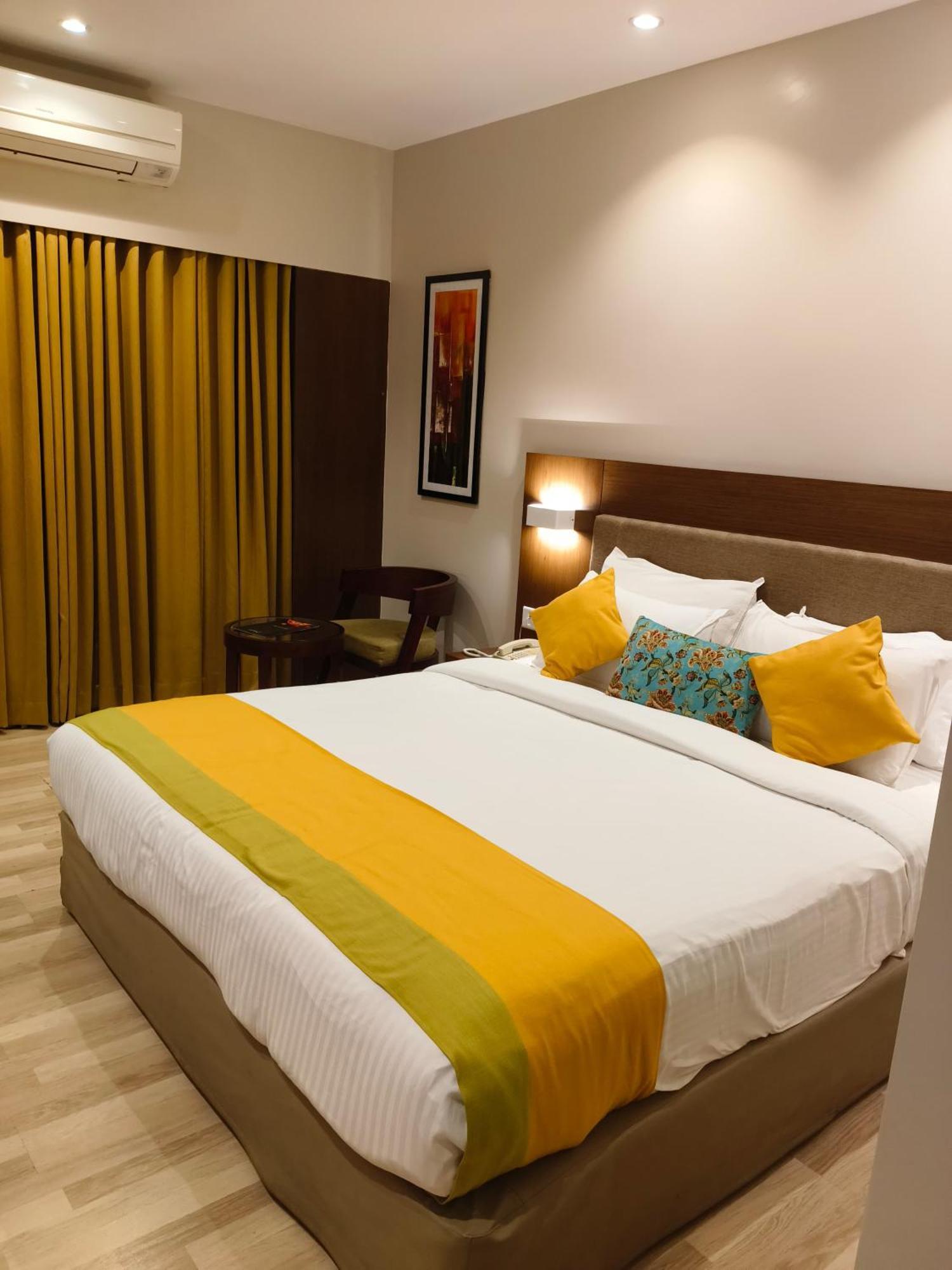 Park Residency Adoor Hotel Adur Bagian luar foto