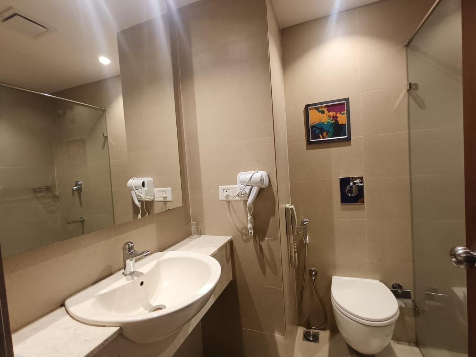 Park Residency Adoor Hotel Adur Bagian luar foto