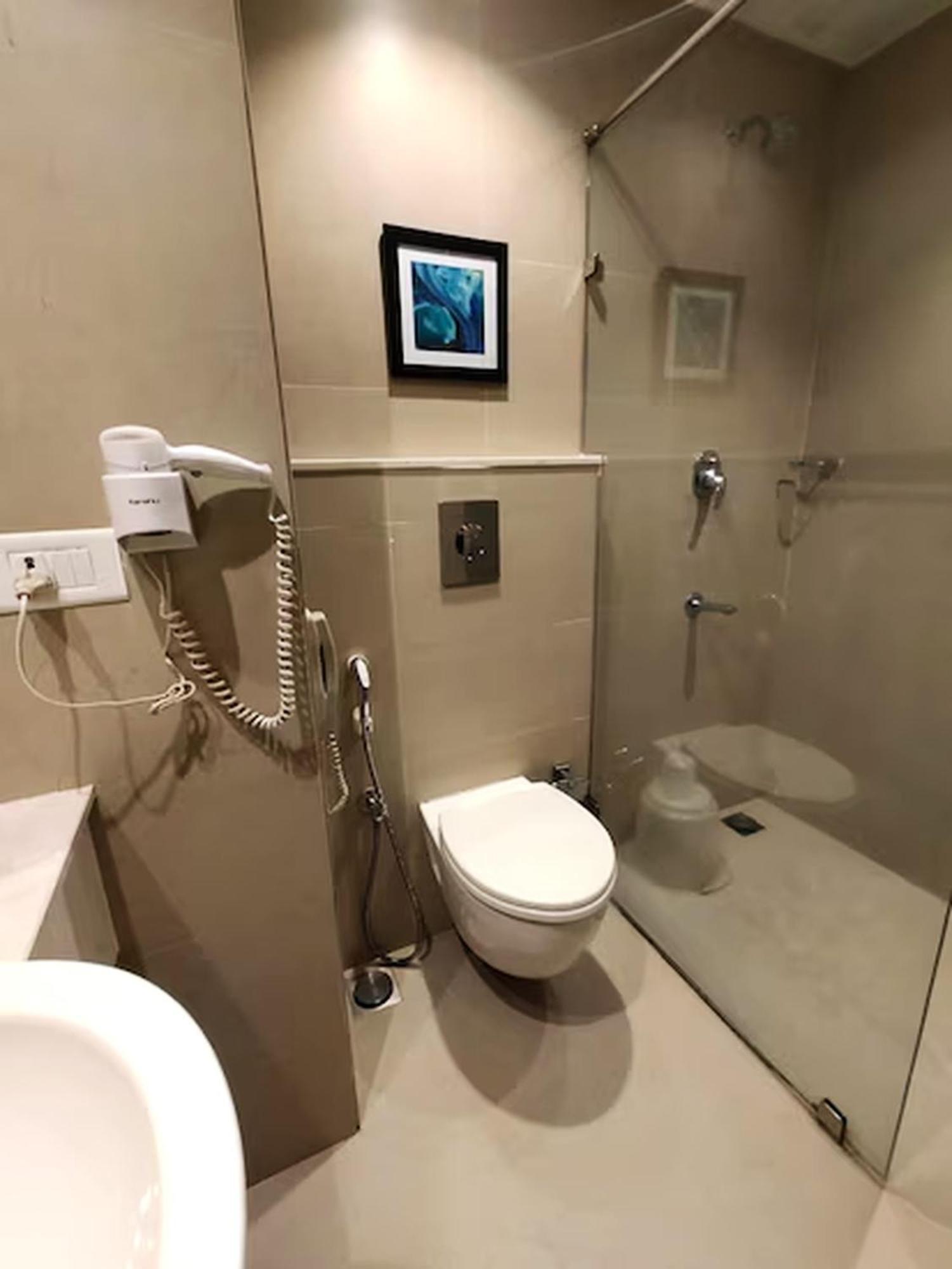Park Residency Adoor Hotel Adur Bagian luar foto