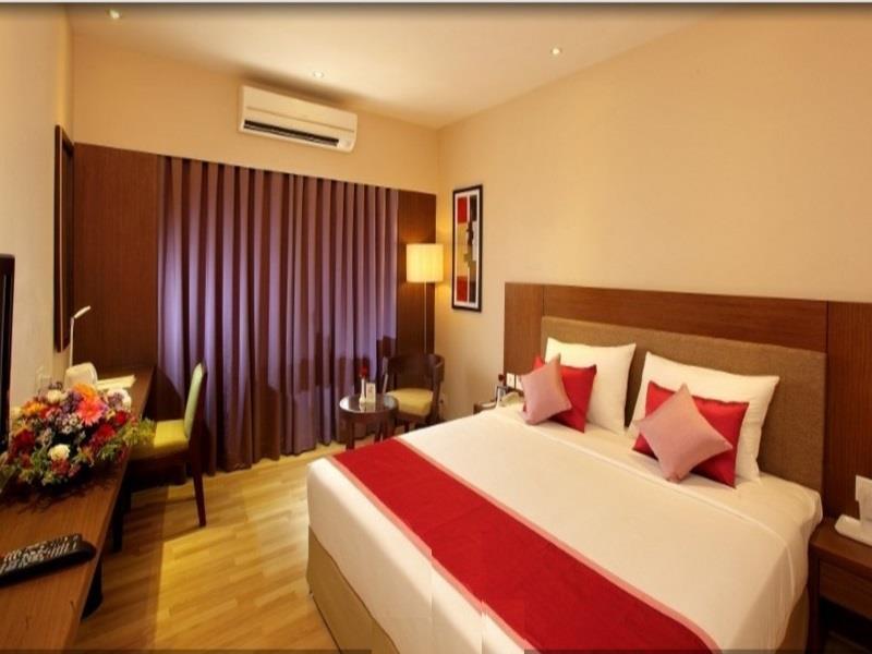 Park Residency Adoor Hotel Adur Bagian luar foto
