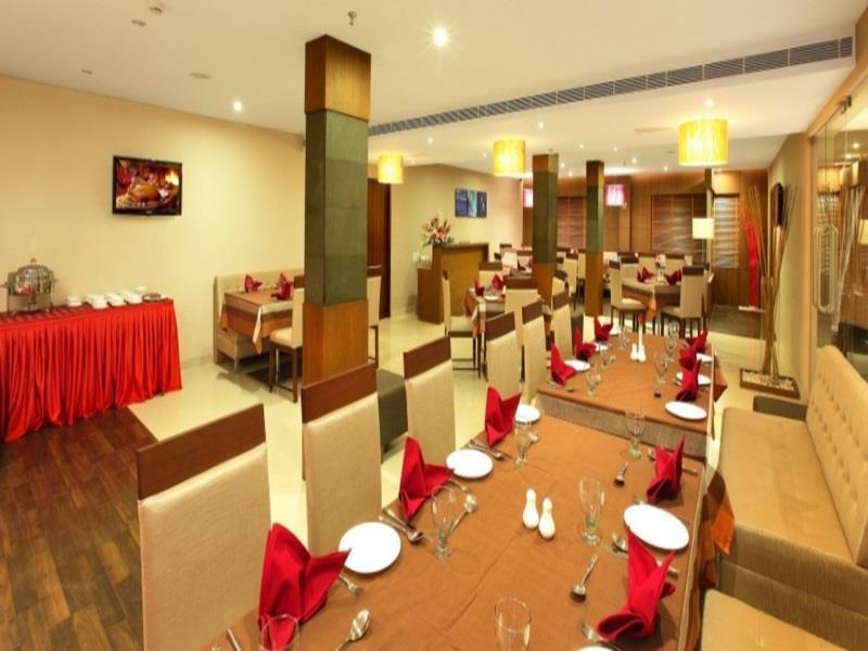 Park Residency Adoor Hotel Adur Bagian luar foto