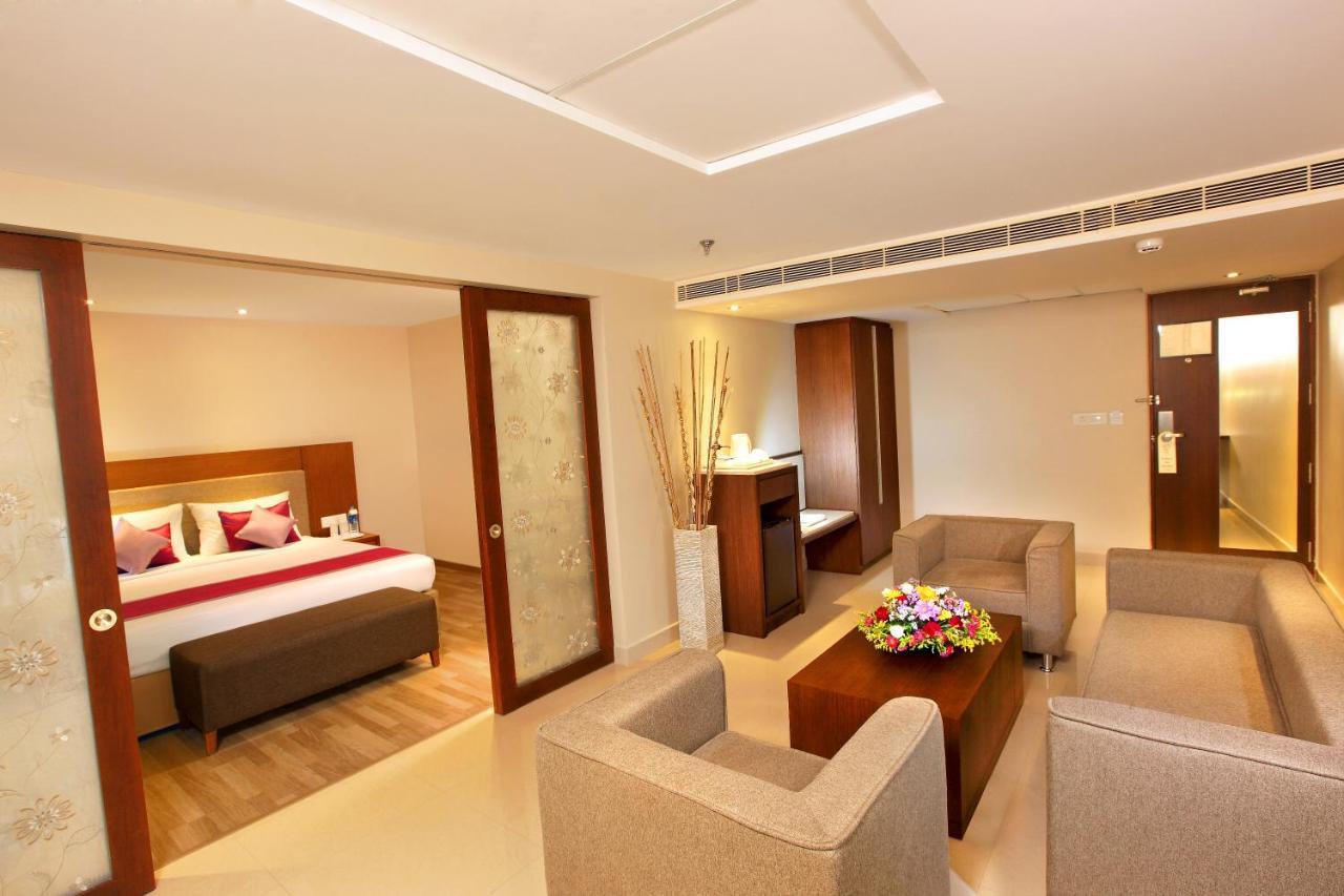 Park Residency Adoor Hotel Adur Bagian luar foto