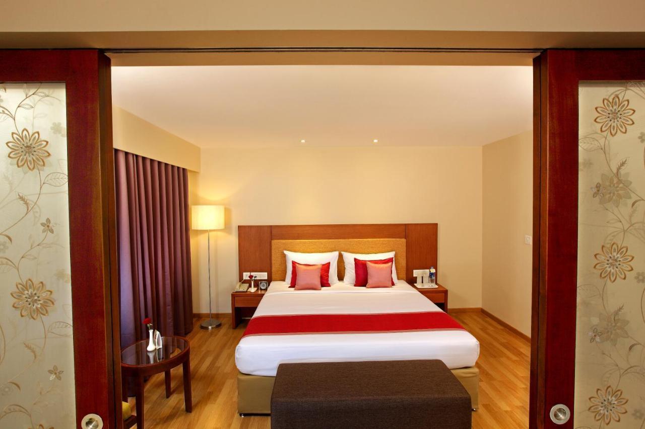 Park Residency Adoor Hotel Adur Bagian luar foto