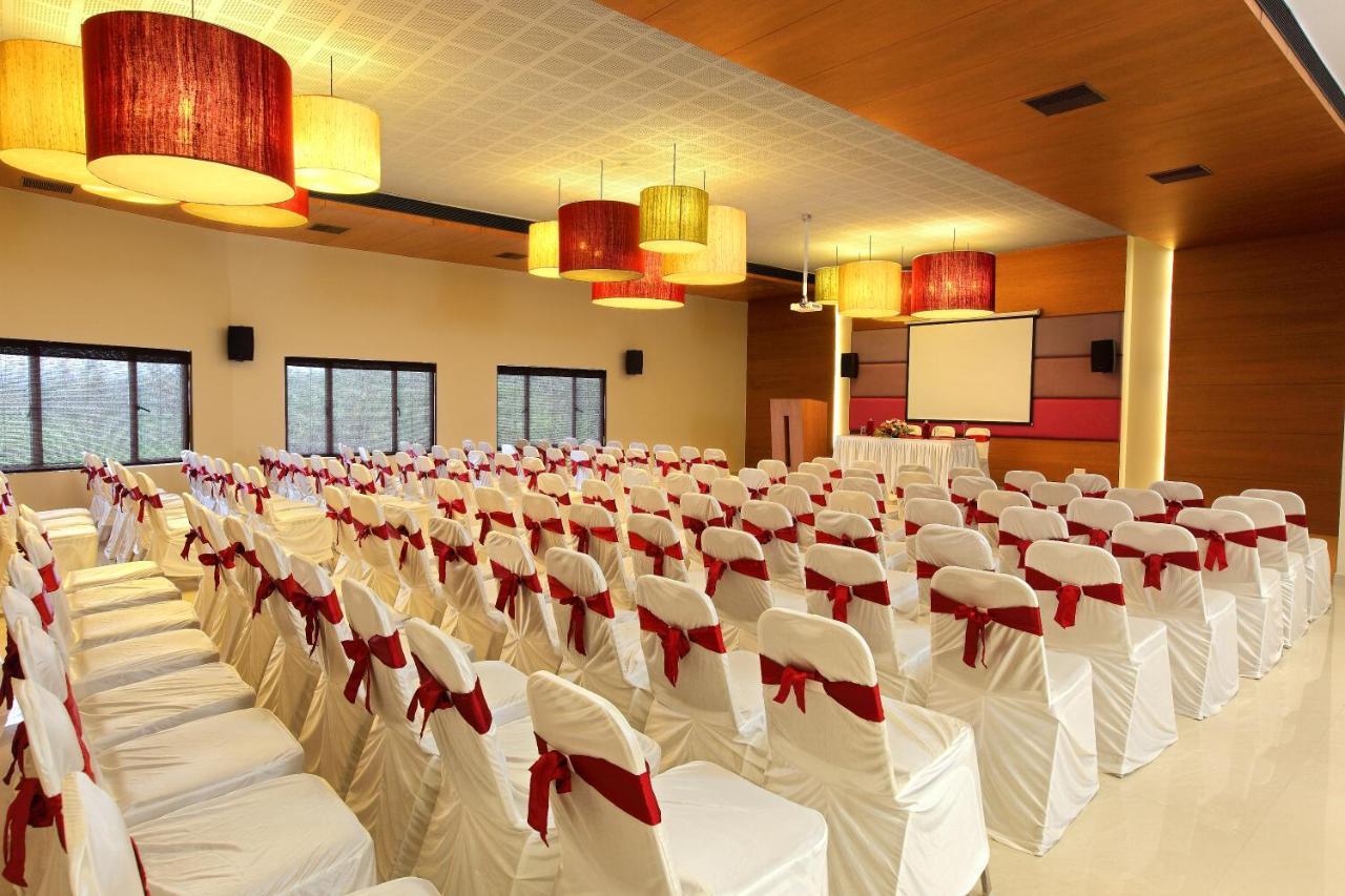 Park Residency Adoor Hotel Adur Bagian luar foto