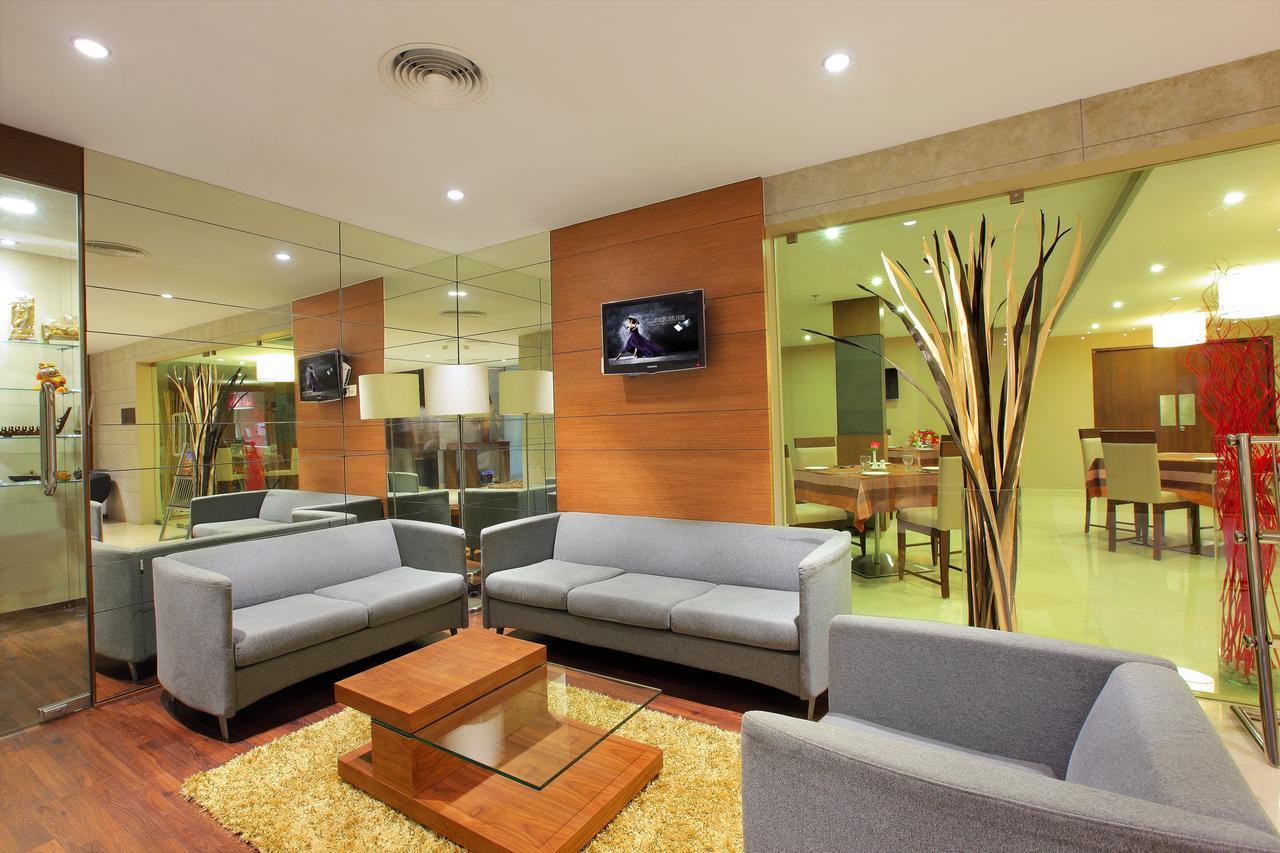 Park Residency Adoor Hotel Adur Bagian luar foto