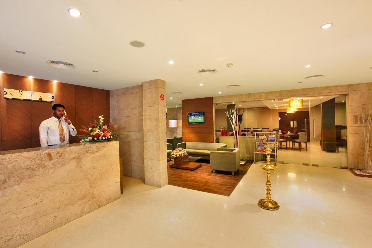 Park Residency Adoor Hotel Adur Bagian luar foto