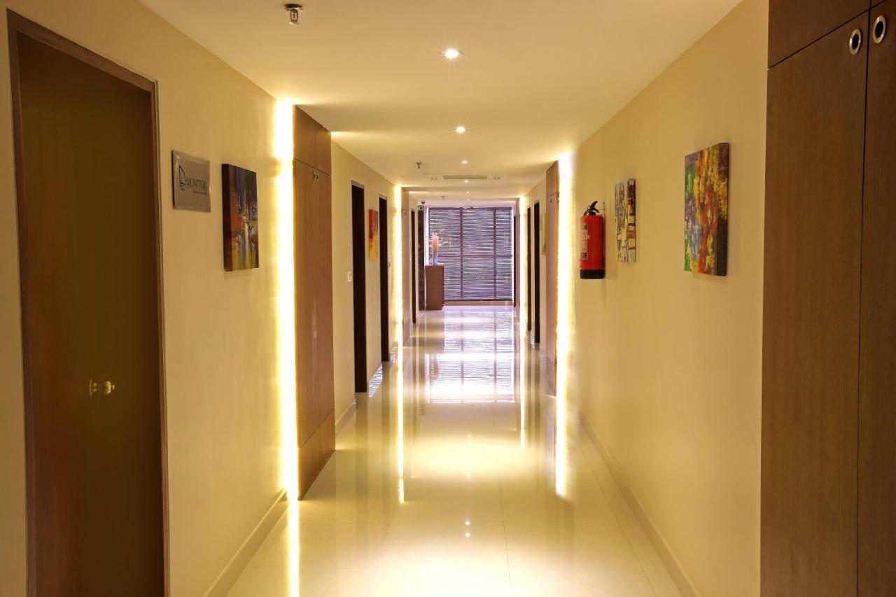 Park Residency Adoor Hotel Adur Bagian luar foto