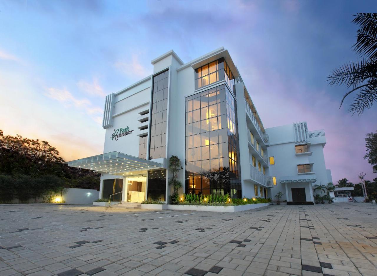 Park Residency Adoor Hotel Adur Bagian luar foto